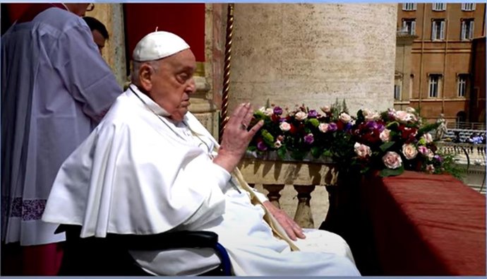 O Papa sai para a sacada do Vaticano para saudar os fiéis.