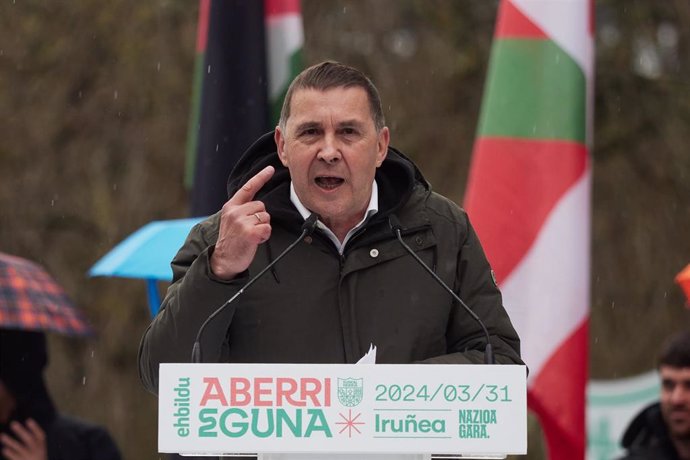 Archivo - El coordinador general de la coalición, Arnaldo Otegi, interviene durante una manifestación por el Aberri Eguna, a 31 de marzo de 2024, en Pamplona-Iruña