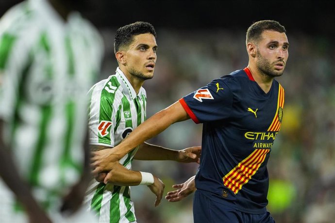 Archivo - Marc Bartra y Abel Ruiz en el Real Betis-Girona de la primera vuelta en el Benito Villamarín