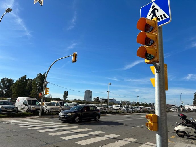 Semáforo en la Avenida Italia de Huelva.