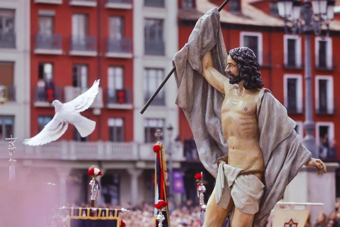 Milhares de pessoas "vivem com esperança" o Encontro entre Jesus Ressuscitado e sua Mãe na Plaza Mayor de Valladolid.