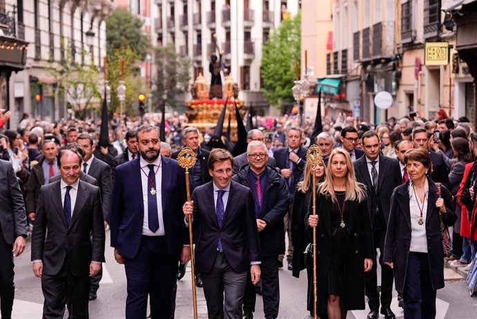 El alcalde de Madrid, José Luis Martínez-Almeida, procesiona con el Jesús del Gran Poder