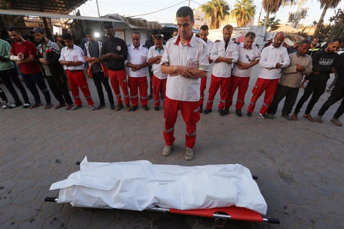 Archivo - El cuerpo de uno de los trabajadores de los servicios palestinos muertos en un ataque israelíe en Al Hashashin, en el sur de la Franja de Gaza