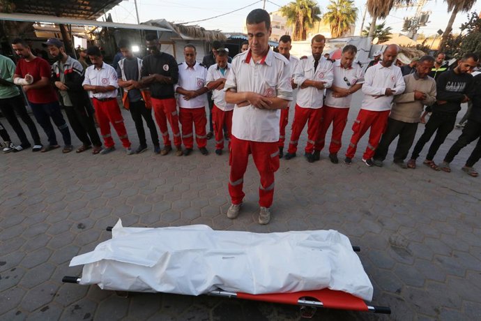 Archivo - Arquivo - 30 de outubro de 2024, Al-Maghazi, Faixa de Gaza, Território Palestino: Membros da ambulância do Crescente Vermelho Palestino realizam a oração fúnebre para a mãe de sua colega, a mártir Samira Al-Bardini, durante seu funeral no Al-Aqs