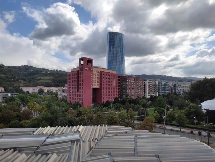 Archivo - Cielo muy nuboso en Bilbao