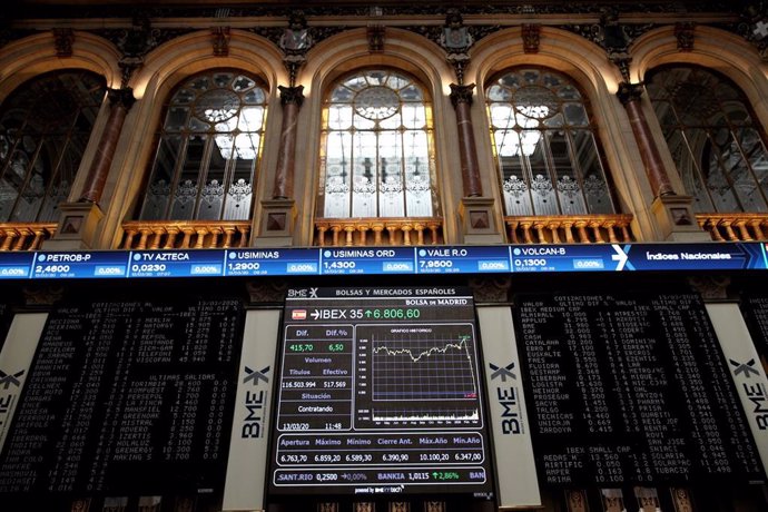 Archivo - Paneles con datos actualizados de la Bolsa Española 