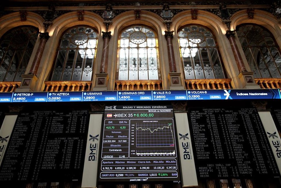 Archivo - Paneles con datos actualizados de la Bolsa Española 