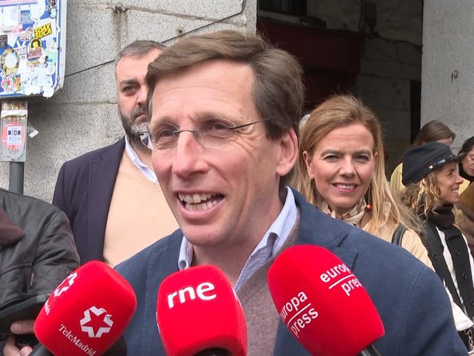 Almeida protagoniza la tamborrada de Resurrección