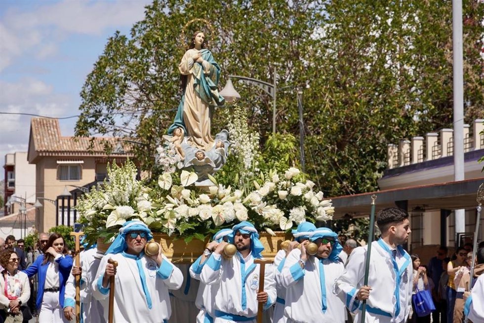 La Semana Santa de Santomera culminó este domingo con la tradicional procesión del Resucitado, que volvió a reunir a cientos de vecinos y visitantes.