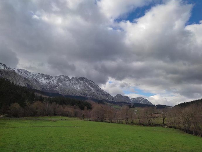 Archivo - Cielos muy nubosos en Atxondo (Bizkaia)