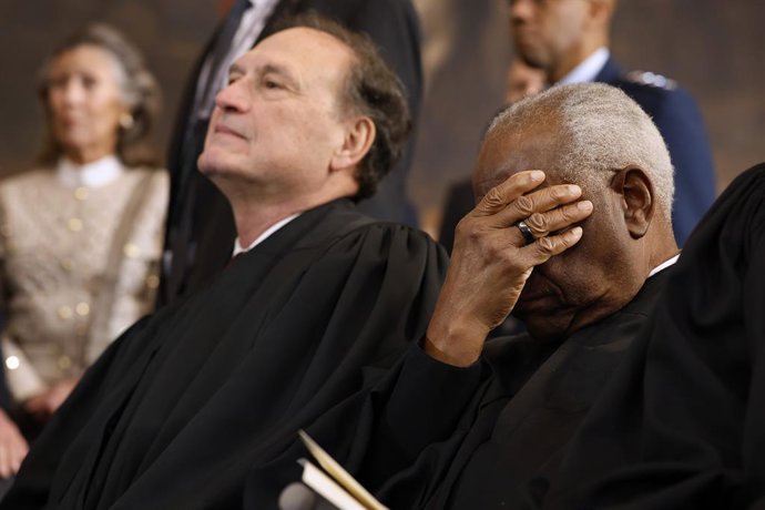 Archivo - Arquivo - 20 de janeiro de 2025, Washington, Distrito de Columbia, EUA: WASHINGTON, DC - 20 DE JANEIRO: Os juízes associados da Suprema Corte dos EUA Samuel Alito (esq.) e Clarence Thomas aguardam a oportunidade de deixar o palco no final da pos