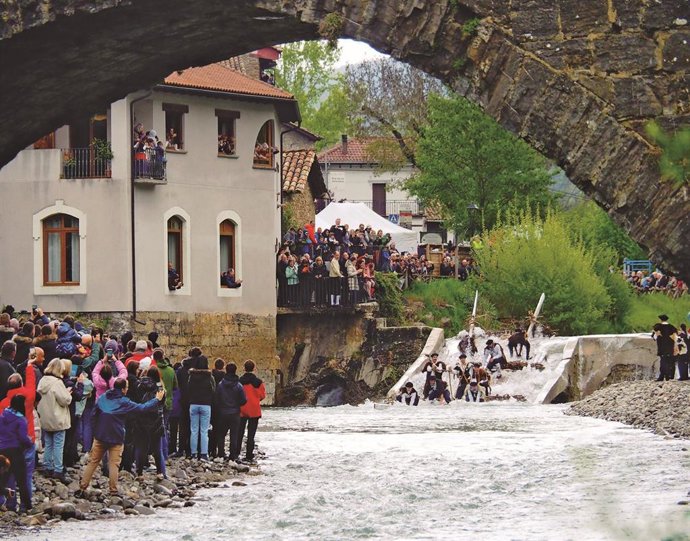 Archivo - Imagen de la bajada de las almadías en una edición anterior del Día de la Almadía de Burgui.