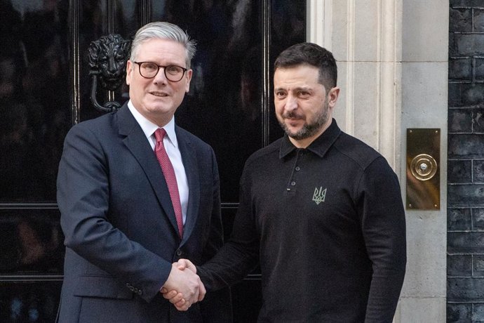 Archivo - Arquivo - 1º de março de 2025, Londres, Inglaterra, Reino Unido: O primeiro-ministro do Reino Unido, KEIR STARMER, recebe o presidente ucraniano VOLODYMYR ZELENSKY no número 10 da Downing Street, em Londres. Os líderes discutirão o apoio contínu