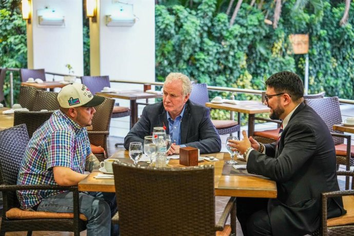 17 de abril de 2025, San Salvador, El Salvador: O senador americano Chris Van Hollen, D-MD, ao centro, se reúne com o preso Kilmar Abrego Garcia, à esquerda, que foi deportado ilegalmente pelo presidente dos EUA, Donald Trump, para a famosa prisão de segu