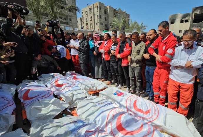 31 de março de 2025, Khan Yunis, Faixa de Gaza, Território Palestino: Funerais realizados no Hospital Nasser em Khan Yunis, localizado no sul da Faixa de Gaza, para 8 profissionais de saúde do Crescente Vermelho Palestino que foram mortos em um ataque isr