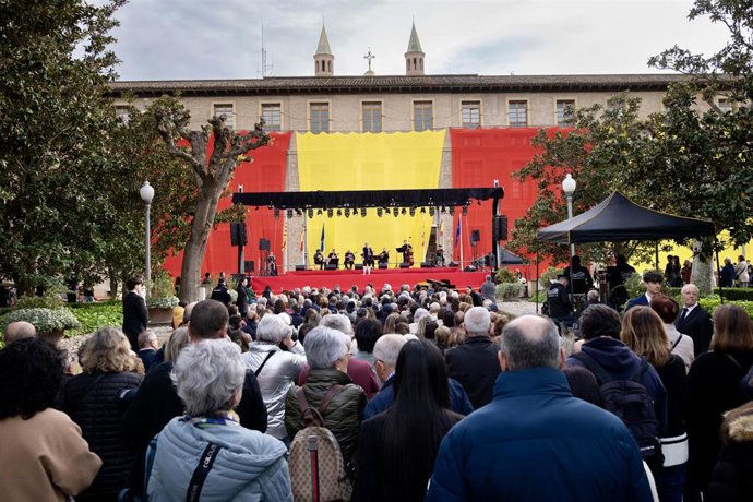 Acto 'Aragón, tierra de jotas' en el que se ha desplegado una gran bandera de la Comunidad en los jardines del edificio Pignatelli con motivo de la conmemoración del 23 abril.