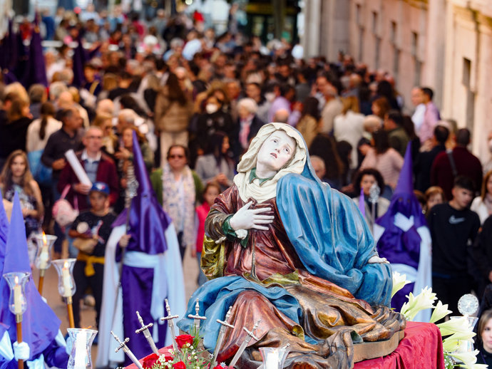 El paso de la Virgen de la Amargura durante la procesión de la Cofradía del Descendimiento y Santo Cristo de la Buena Muerte, a 6 de abril de 2023, en Valladolid.