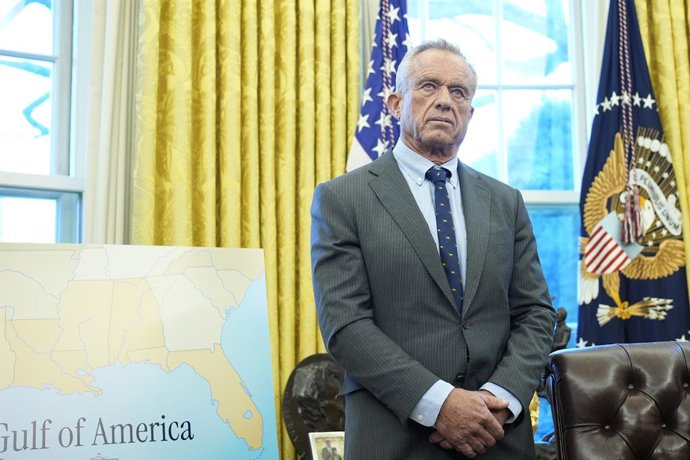 Archivo - 25 de fevereiro de 2025, Washington, Distrito de Columbia, EUA: Secretário de Saúde e Serviços Humanos dos Estados Unidos, Robert F. Kennedy, Jr., no Salão Oval da Casa Branca, em Washington, em 25 de fevereiro de 2025