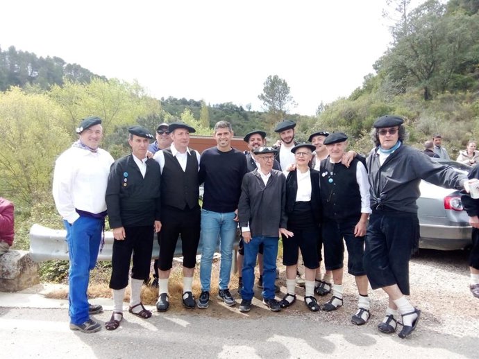 Los nabateros posan junto al entrenador de la SD Huesca, Antonio Hidalgo.