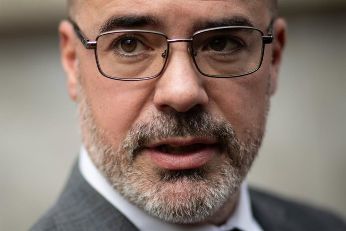 O delegado do Governo na Comunidade de Madri, Francisco Martín, participa do minuto de silêncio pelo assassinato de uma menina de 5 anos de idade devido à suposta violência vicária na província de Múrcia em 1º de abril, na Delegação do Governo, às 4 horas