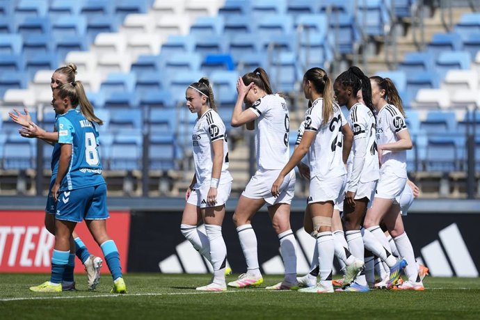 Las jugadoras del Real Madrid celebran uno de sus goles ante el Real Betis en la Liga F 24-25