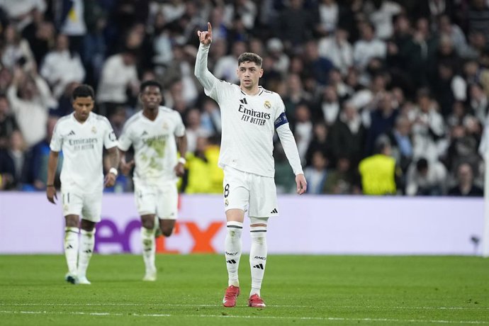 Archivo - Federico Valverde, do Real Madrid, comemora um gol marcado por Kylian Mbappe durante a partida de volta do mata-mata da Liga dos Campeões da UEFA 2024/25 entre Real Madrid CF e Manchester City, no estádio Santiago Bernabeu, em 19 de fevereiro