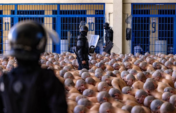 Archivo - Arquivo - Polícia salvadorenha em uma prisão com centenas de membros de gangues