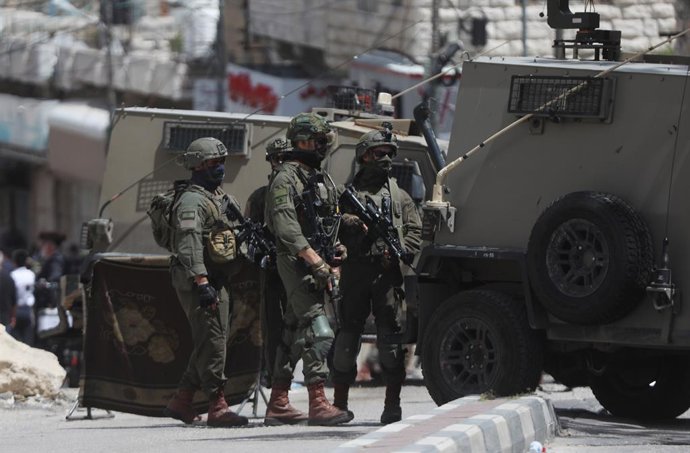 HEBRON, 17 de abril de 2025 -- Forças israelenses protegem a entrada enquanto colonos israelenses visitam um local histórico na cidade de Hebron, na Cisjordânia, durante o feriado da Páscoa judaica, em 16 de abril de 2025.