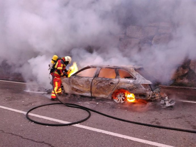 Coche calcinado.