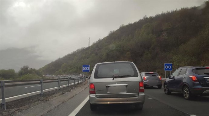 Autopista del Huerna, tráfico en la AP-66 a la altura del argayo.