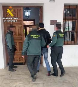 Agentes de la Guardia Civil con un detenido