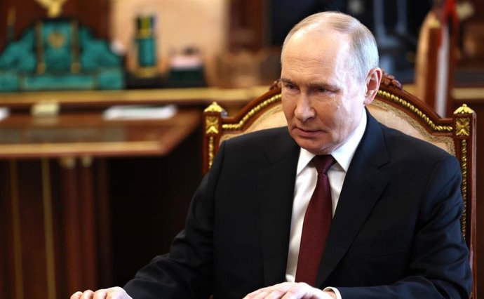 El presidente de Rusia, Vladimir Putin, durante una reunión en el Kremlin con el jefe del Estado Mayor del Ejército ruso, Valeri Gerasimov (archivo)