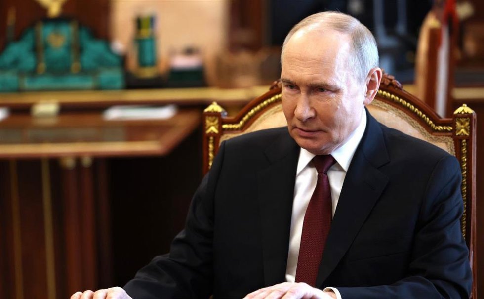 El presidente de Rusia, Vladimir Putin, durante una reunión en el Kremlin con el jefe del Estado Mayor del Ejército ruso, Valeri Gerasimov (archivo)