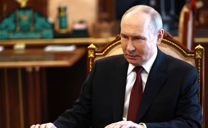 O presidente russo Vladimir Putin durante uma reunião no Kremlin com o chefe do Estado-Maior do Exército russo Valeri Gerasimov (arquivo).
