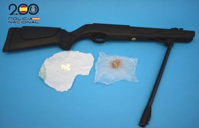 Un arma y sustancias incautadas durante el operativo.