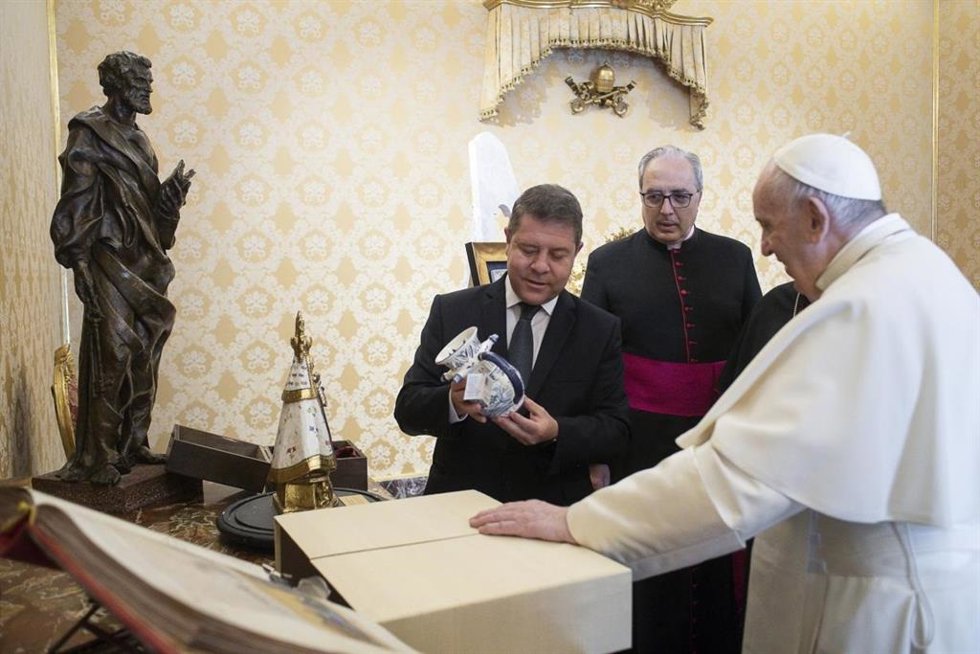 Emiliano García-Page junto al Papa Francisco en Roma, durante la visita oficial que tuvo lugar en mayo de 2021.