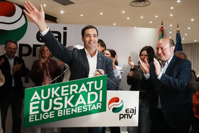 Archivo - El candidato del PNV a lehendakari, Imanol Pradales (i) y el presidente del PNV, Andoni Ortuzar (d), tras finalizar la jornada electoral de elecciones autonómicas del País Vasco, a 21 de abril de 2024, en Bilbao, Vizcaya, País Vasco (España)
