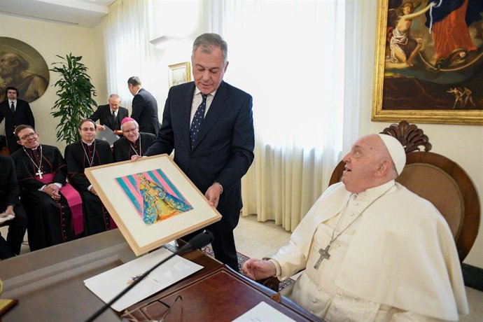 El alcalde de Sevilla entrega al Papa un cuadro de la Virgen de los Reyes durante una audiencia en Roma con ocasión del Congreso Internacional de Religiosidad Popular.