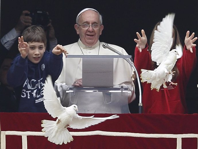 Archivo - El Papa en 2014 durante el rezo del Ángelus el Día de la Paz.