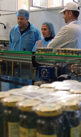 Imagen de la consejera Sara Rubira durante la visita a las instalaciones de la empresa Agrucapers en Águilas