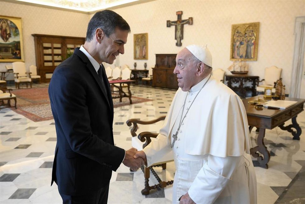 Archivo - El presidente del Gobierno, Pedro Sánchez (i), es recibido en audiencia por el Papa Francisco (d), en la Biblioteca Apostólica del Vaticano, a 11 de octubre de 2024, en Ciudad del Vaticano (Ciudad del Vaticano). 