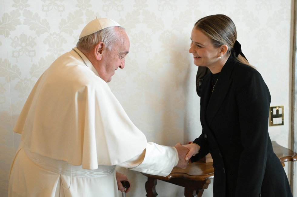 Archivo - La presidenta del Govern, Marga Prohens, y el Papa Francisco