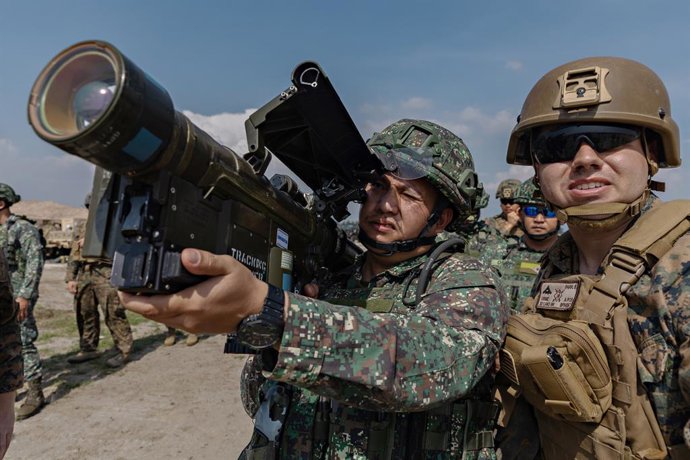 Archivo - Arquivo - 17 de abril de 2023, San Antonio, Luzon, Filipinas: O cabo Bailey Parr, do Corpo de Fuzileiros Navais dos EUA, à direita, observa enquanto um fuzileiro naval filipino se prepara para disparar um míssil terra-ar FIM-92 Stinger simulado 