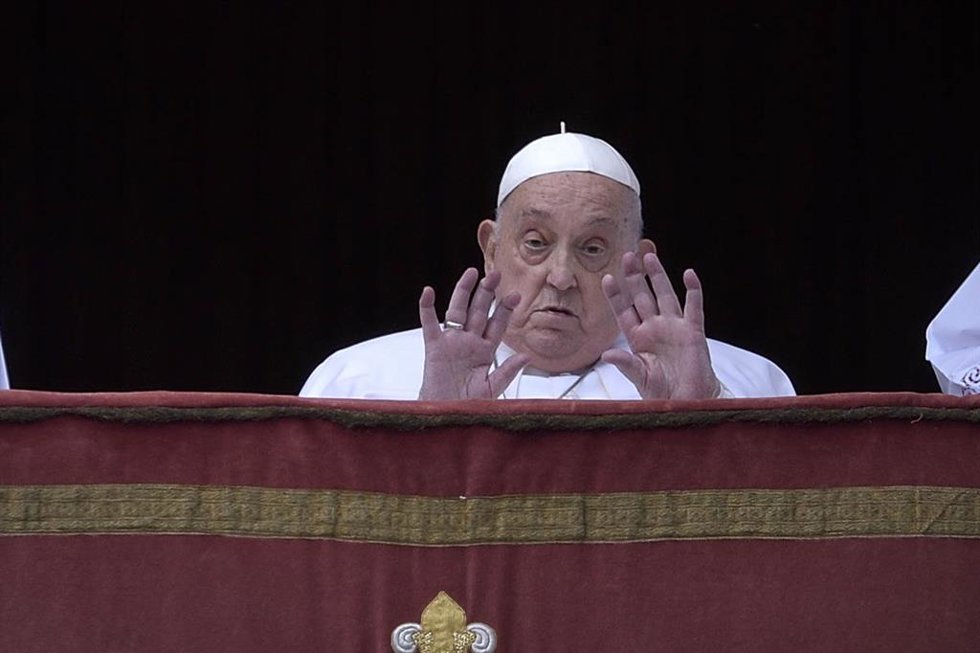 El Papa Francisco durante la impartición de la bendición 'Urbi et Orbi' y desea "buena Pascua" desde el balcón de la basílica de San Pedro, a 20 de abril de 2024, en Roma (Italia).