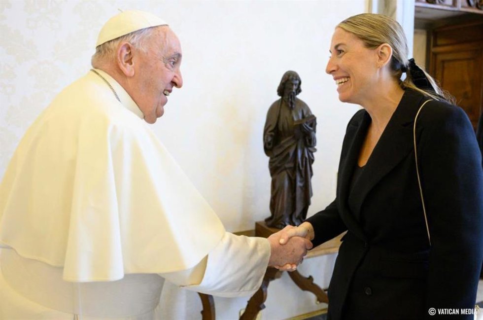 El Papa Francisco con la presidenta de la Junta de Extremadura, María Guardiola