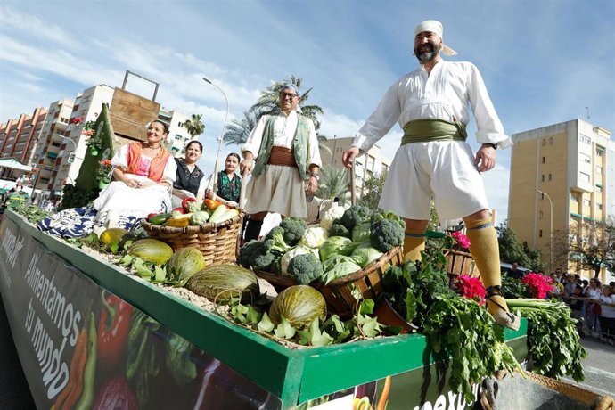 Archivo - Varias personas durante el desfile del Bando de la Huerta de 2024