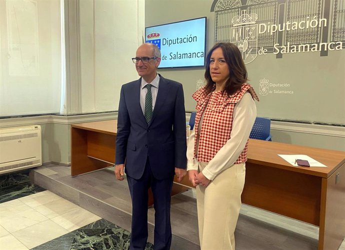 El presidente de la Diputación de Salamanca y la diputada de Medio Ambiente.