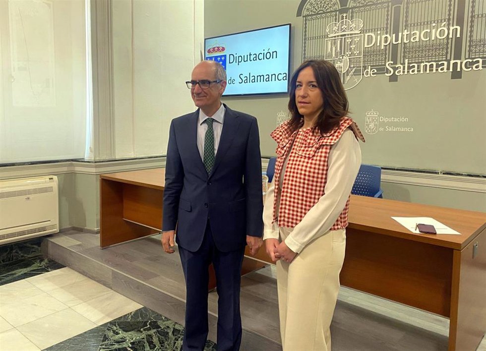 El presidente de la Diputación de Salamanca y la diputada de Medio Ambiente.