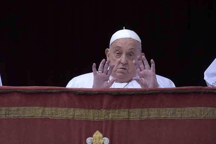El Papa Francisco durante la impartición de la bendición 'Urbi et Orbi' 