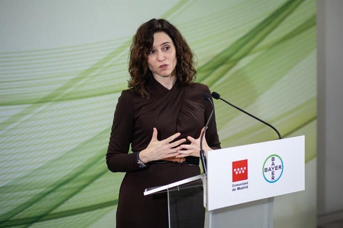 A Presidente da Comunidade de Madri, Isabel Díaz Ayuso, durante uma visita às instalações da Berlimed, em 3 de abril de 2025, em Alcalá de Henares, Madri (Espanha). A fábrica, que pertence à empresa farmacêutica Bayer, concentra sua produção em